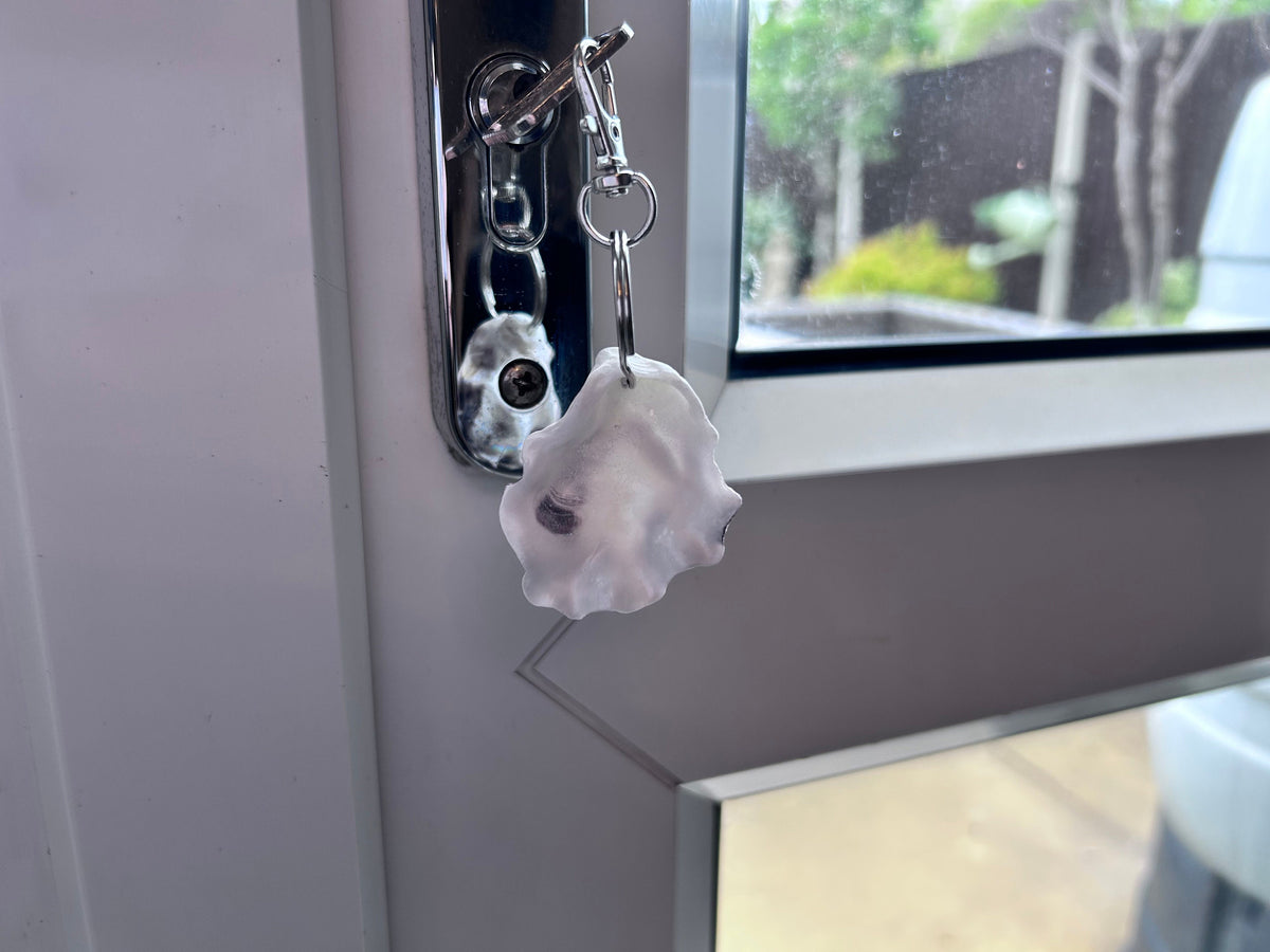 Oyster Shell Keychain.  Natural Beach Bag Charm, Coastal Keyring favour.  Beach Wedding Gift.