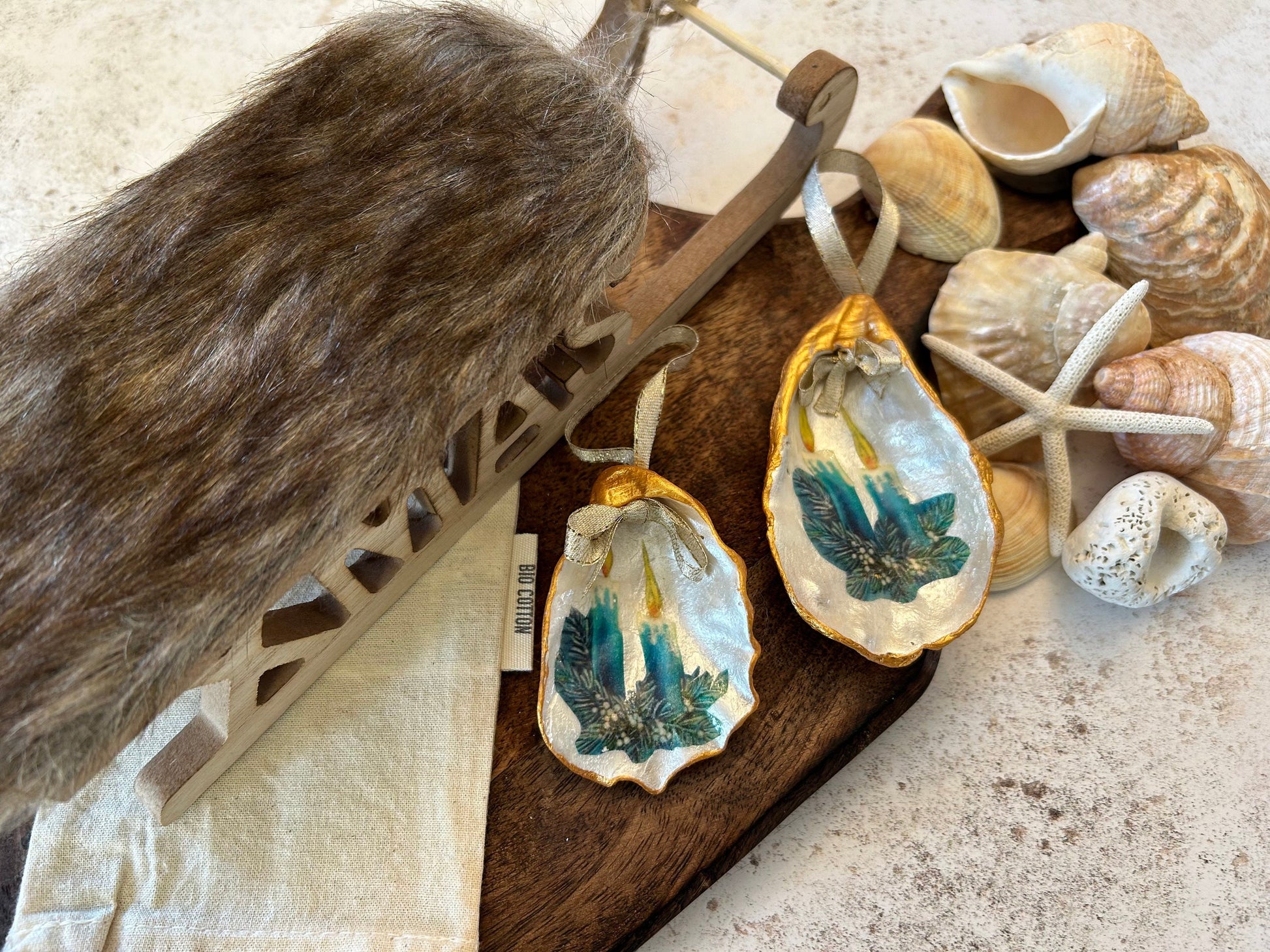 Retro Oyster Shell Christmas Bauble: Blue & Gold Kitsch Holiday Hanging Decor.