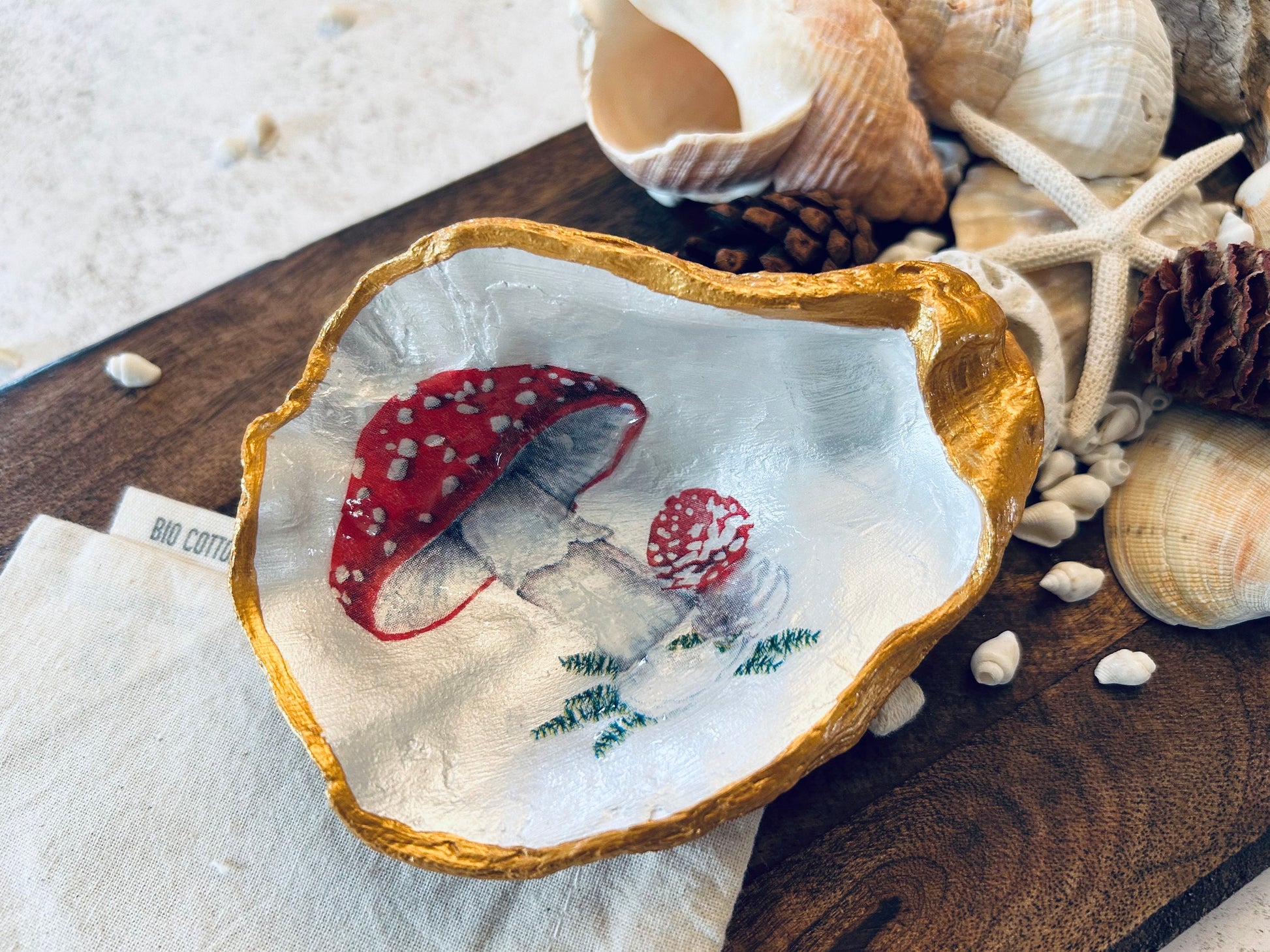 Toadstool oyster shell trinket dish. Nature lovers gift for her. Red and gold mushroom cottagecore ring dish. Autumn Fall home decor gift.