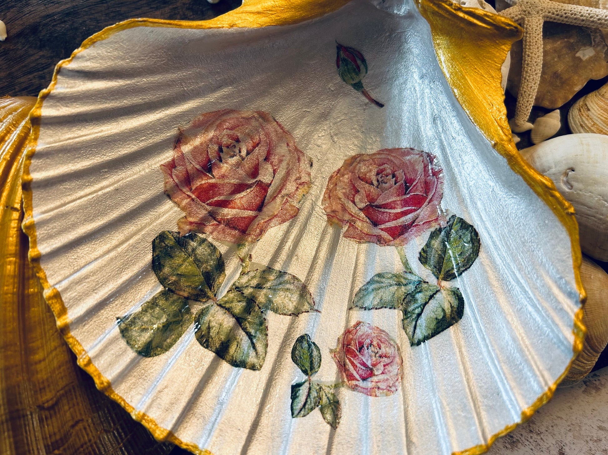 Pink rose and gold scallop shell ring dish. Floral gift for a gardener. Beach house decor. Rose pink flower decoupage vanity gift for her.