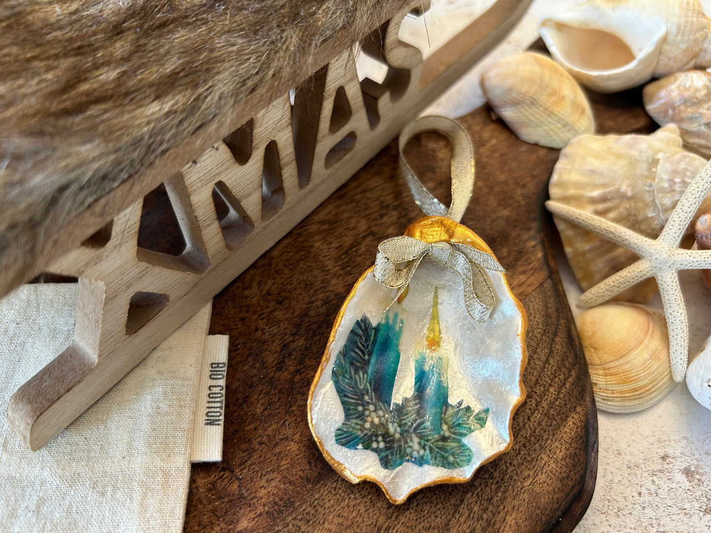 Retro Oyster Shell Christmas Bauble: Blue & Gold Kitsch Holiday Hanging Decor.
