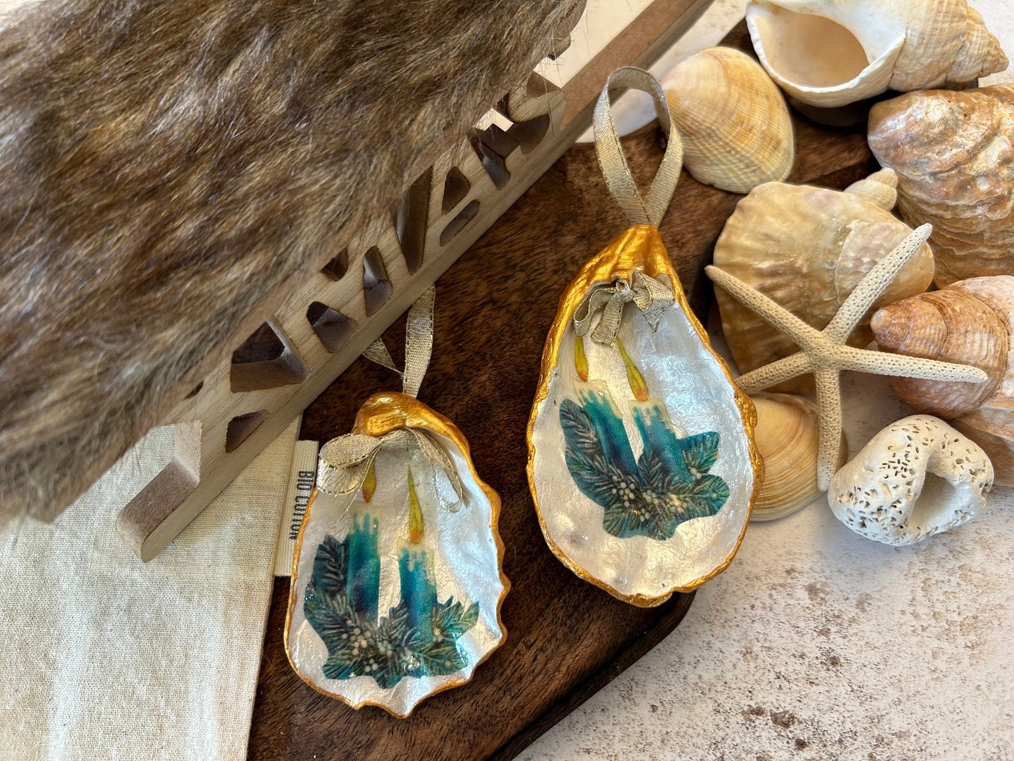 Retro Oyster Shell Christmas Bauble: Blue & Gold Kitsch Holiday Hanging Decor.