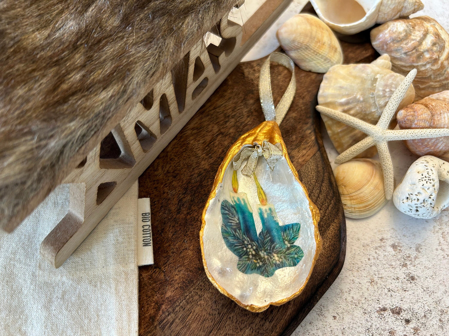 Retro Oyster Shell Christmas Bauble: Blue & Gold Kitsch Holiday Hanging Decor.