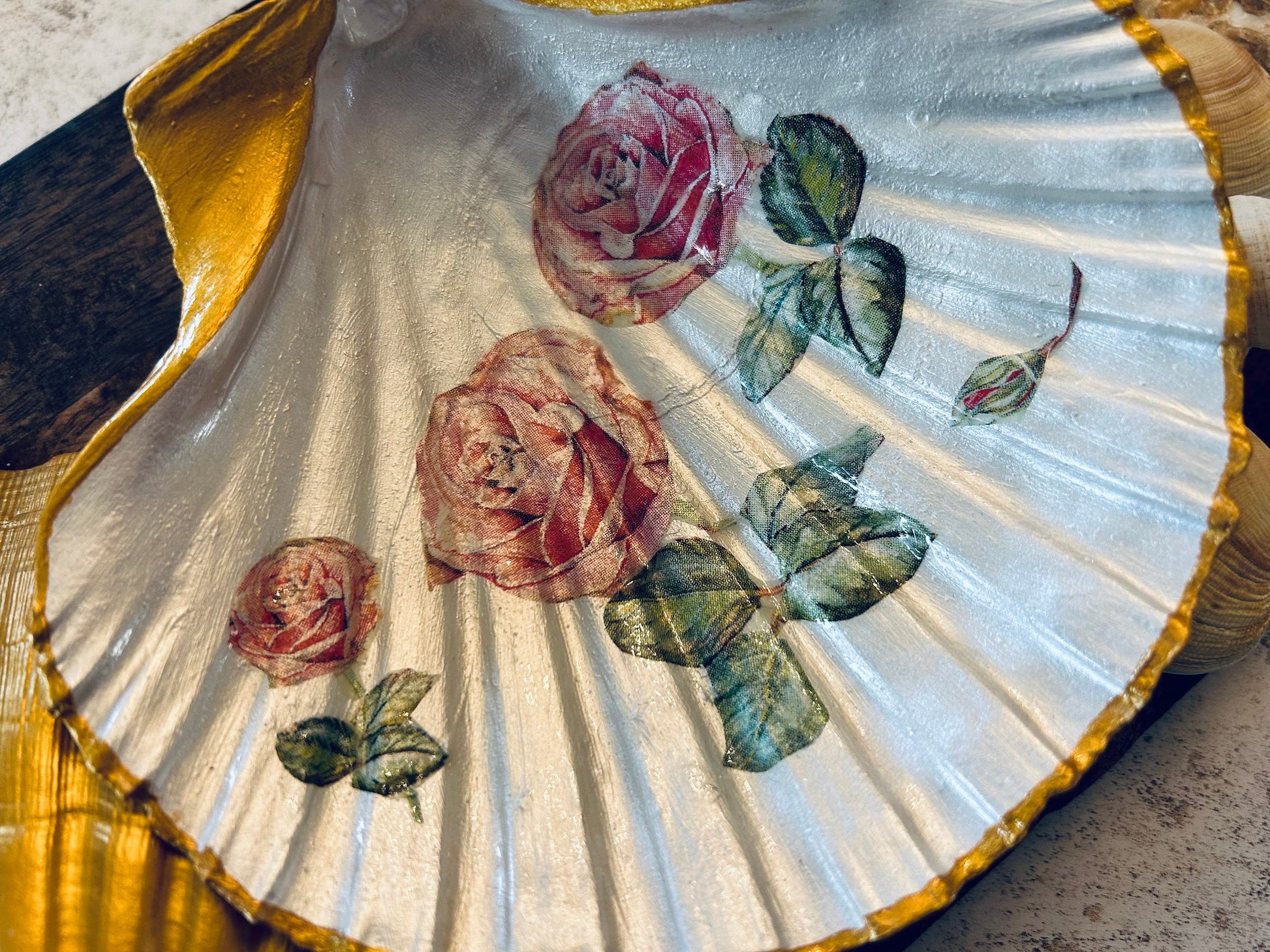 Pink rose and gold scallop shell ring dish. Floral gift for a gardener. Beach house decor. Rose pink flower decoupage vanity gift for her.