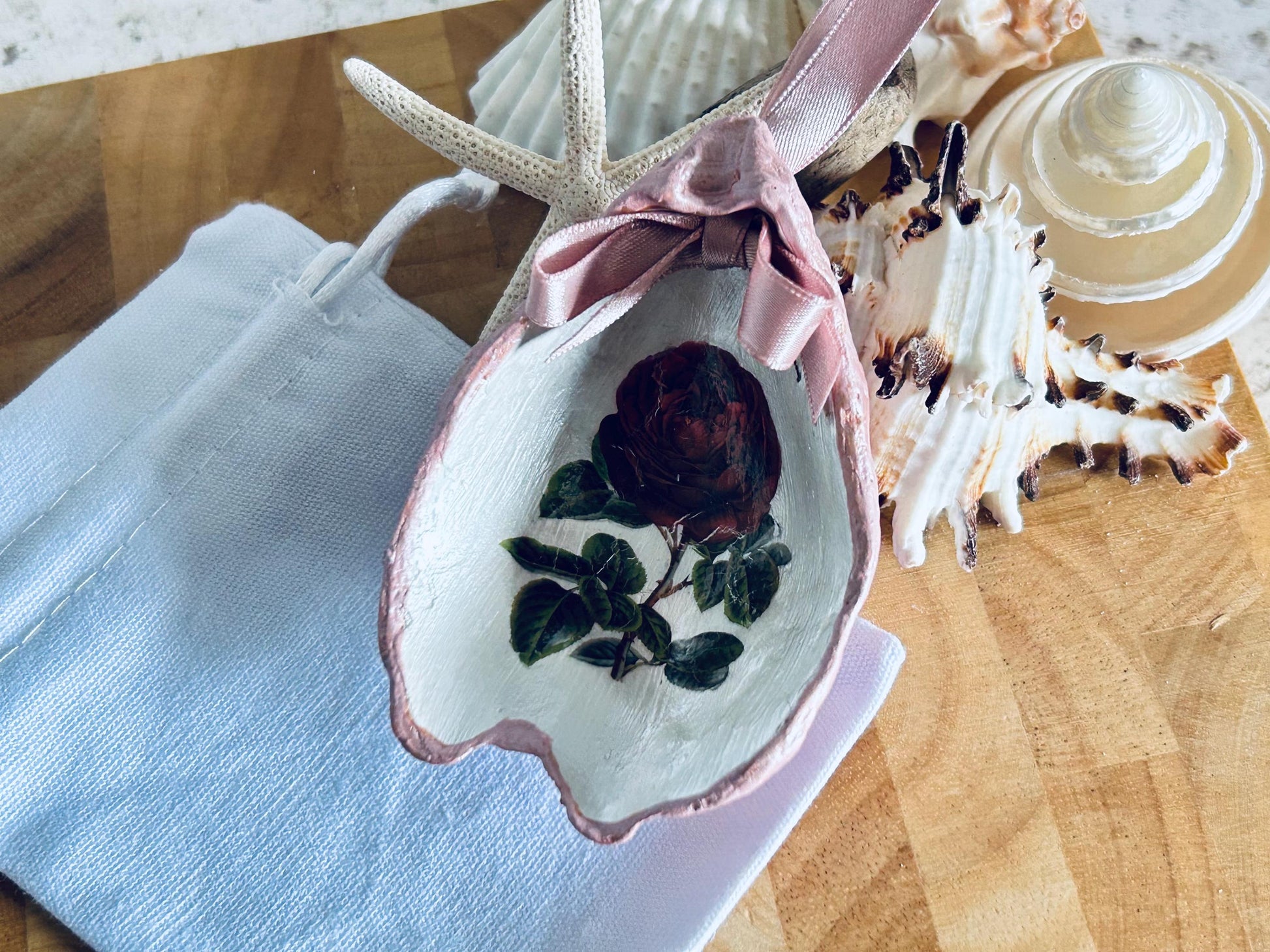 Personalised red vintage rose oyster shell. Dusky pink hanging decor. June birthday keepsake. Mother’s Day gift. Bottle gift tag decoration.