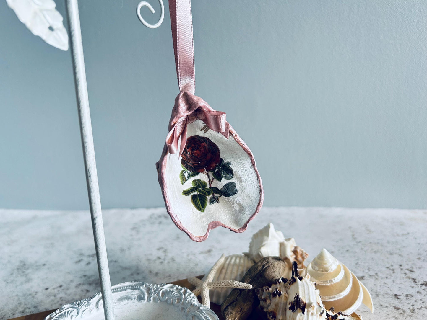 Personalised red vintage rose oyster shell. Dusky pink hanging decor. June birthday keepsake. Mother’s Day gift. Bottle gift tag decoration.