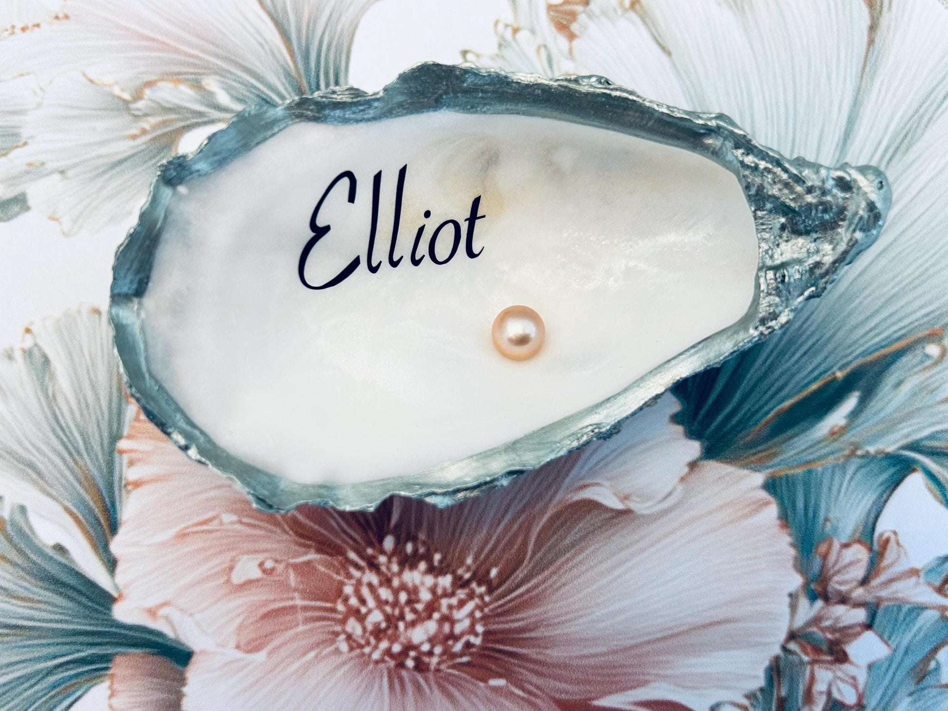 beautiful light shimmering green adorns the edges of these natural oyster shells, with an elegant font in deep emerald green or rose gold and finished with a delicate pale freshwater pearl. matched perfectly with the Blush Pink & Sage Green wedding suite.