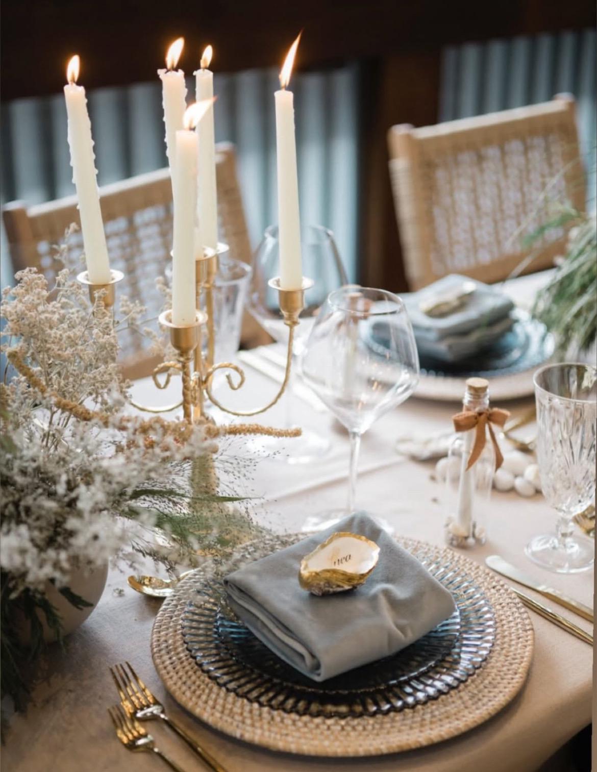 These natural oyster shells place names will add a touch of sophisticated luxury to your beach inspired wedding.  Finished in a luxurious antique gold on the rims and the inside and underside have been left natural ready to personalise with your guests names.